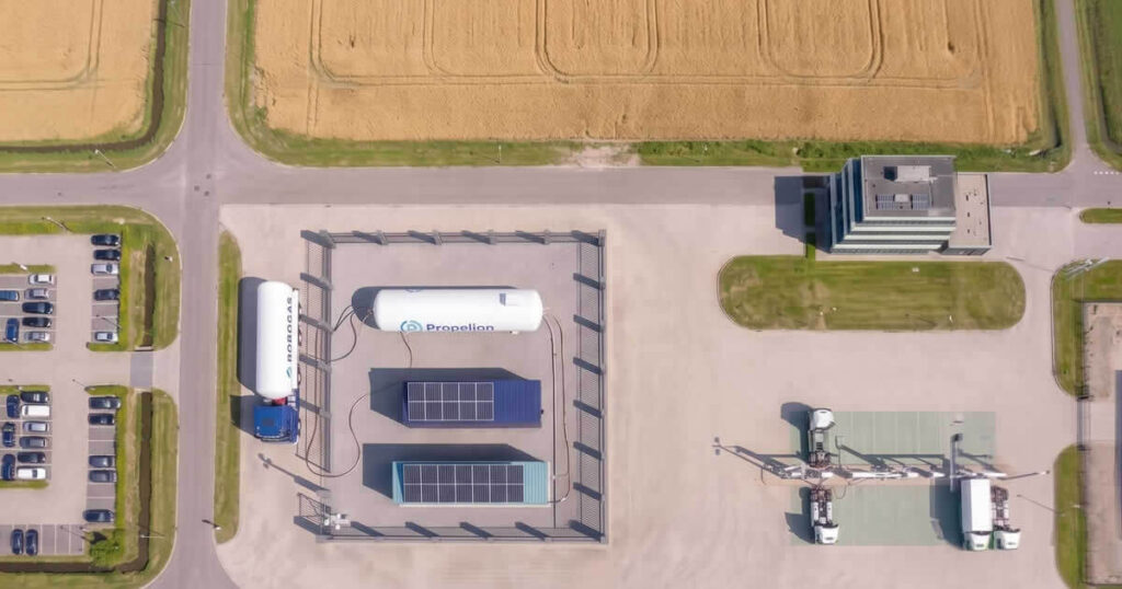 Scenario waar een microgrid stroom levert aan de e-hub van BeMaBe.